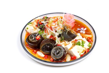 Yüzyıllık Yumurtalı Soğuk Tofu Salatası