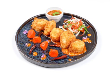 Tuzlu yumurtalı kızarmış deniz tarağı.