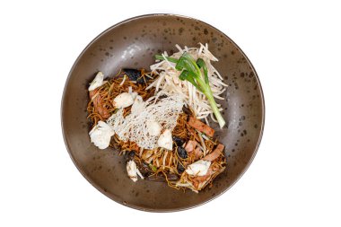 Kızarmış Hong Kong Eriştelerini Yengeç etiyle Karıştır