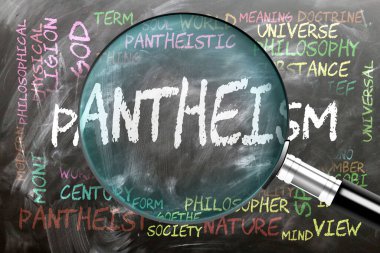 Panteizm yakından inceleniyor, inceleniyor. En önemli konular ve panteizmle yakından ilgili fikirler bir büyüteç tarafından incelenen bir karatahtaya yazılmış..