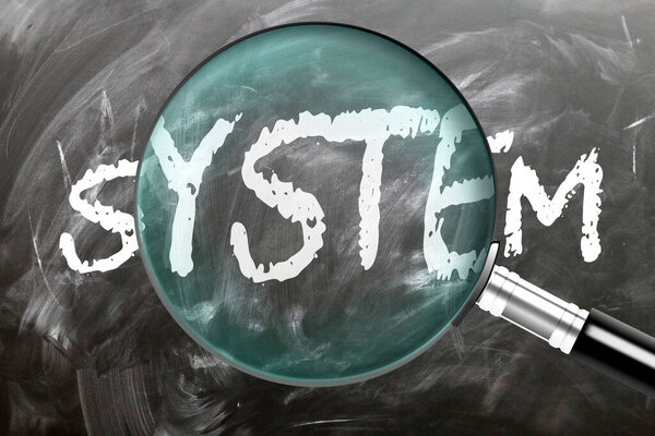 Система - изучай, изучай и проверяй. Присматриваюсь к системе. Увеличительное стекло, увеличивающее слово "система", написанное на доске