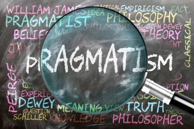 Pragmatizm yakından inceleniyor, inceleniyor. En önemli konular ve fikirler pragmatizmle yakından ilişkilidir. Tahtaya yazılmış ve büyüteç tarafından incelenmiş..