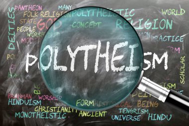 Politeizm, yakından inceleniyor, inceleniyor. En önemli konular ve çokçulukla yakından ilgili fikirler bir büyüteçle incelenen bir karatahtaya yazılmış..