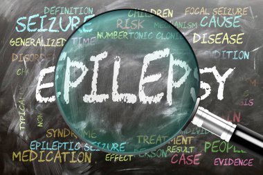 Epilepsi inceleniyor, yakından inceleniyor. En önemli konular ve epilepsi ile yakından ilgili fikirler bir büyüteç tarafından incelenen bir tahtaya yazılmış..