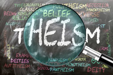 Teizm yakından inceleniyor, inceleniyor. En önemli konular ve teizm ile yakından ilgili fikirler bir büyüteç tarafından incelenen bir kara tahtada yazılı..