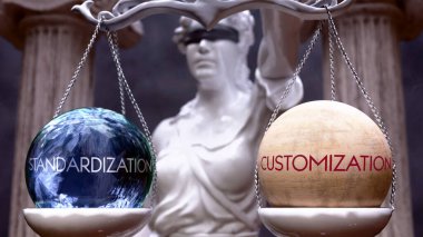 Seçim olarak standartlaştırma veya Özelleştirme, iki seçenek var. İki alternatif sunan Yunan heykeli: standartlaştırma veya kişiselleştirme, değerlerini tartmak.