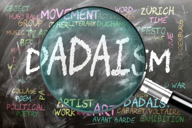 Dadaizm yakından inceleniyor, inceleniyor. En önemli konu ve fikirler, büyüteçle incelenen karatahtaya yazılmış daizm ile yakından ilişkilidir..