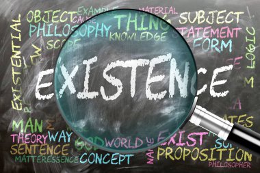 Varlık inceleniyor, yakından inceleniyor. En önemli konular ve varoluşla yakından ilgili fikirler bir büyüteç tarafından incelenen bir karatahtaya yazılmış..