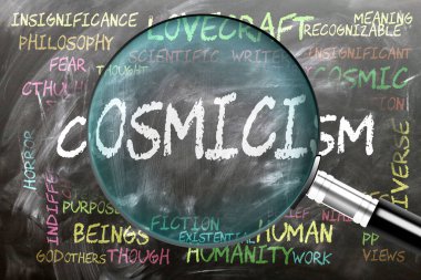 Kozmizm, yakından inceleniyor, inceleniyor. En önemli konular ve kozmizmle yakından ilgili fikirler bir büyüteç tarafından incelenen bir karatahta yazılı..