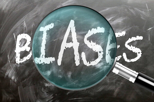 Предвзятость под наблюдением, экспертизой и расследованием. Взгляни поближе. Символ исследования, изучения и анализа значения предубеждений