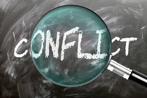 Конфликт под пристальным вниманием, осмотром и расследованием. Взгляни поближе. Символ исследования, изучения и анализа значения конфликта