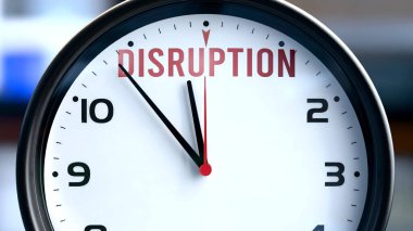 Kısa bir süre içinde, bozulma neredeyse burada. Bir saat, bozulmanın yakın olduğunu hatırlatan bir şeyi simgeliyor. Kısa bir süre sonra burada olacak..