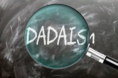 Dadaizm inceleniyor, inceleniyor ve araştırılıyor. Yakından bak. Araştırmanın, keşfetmenin ve daizmin anlamını analiz etmenin sembolü.