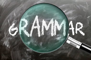 Gramer inceleniyor, inceleniyor ve araştırılıyor. Yakından bak. Gramerin anlamını araştırmanın, keşfetmenin ve analiz etmenin sembolü