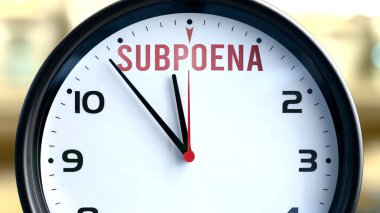 Mahkeme celbi kısa bir süre sonra burada olacak. Bir saat, mahkeme celbinin yakın olduğunu hatırlatan bir şeyi simgeliyor. Kısa bir süre sonra burada olacak..