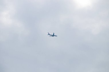 Gökyüzünde uçan bir uçak