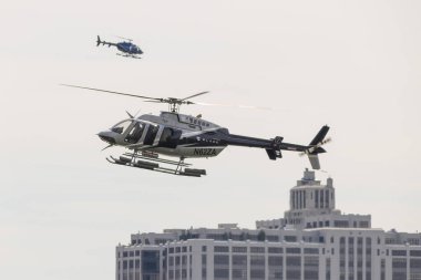 Askeri helikopter gökyüzünde uçuyor.