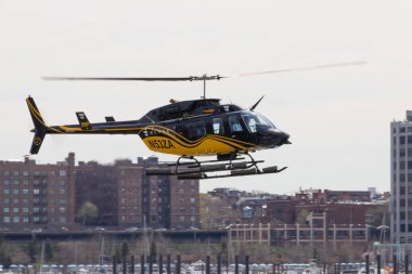 Helikopter büyük bir pencerenin üzerinde uçuyor