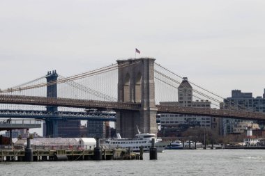 Brooklyn Köprüsü ve Nehri