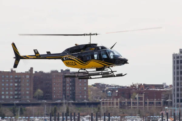 Helikopter büyük bir pencerenin üzerinde uçuyor