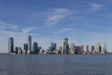 Manhattan 'daki nehirden gökyüzü manzarası