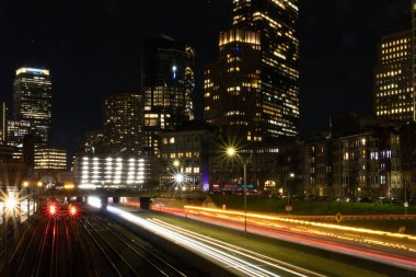 Karnaval festivalinde eğlenen bir grup genç..