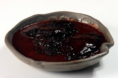 Tabakta çiğ domuz kanı, kan pudingi ve kan sosisi malzemeleri.