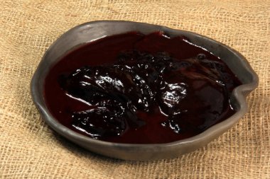 Tabakta çiğ domuz kanı, kan pudingi ve kan sosisi malzemeleri.