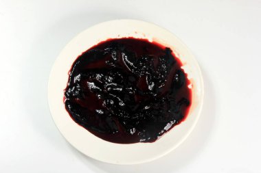 Tabakta çiğ domuz kanı, kan pudingi ve kan sosisi malzemeleri.