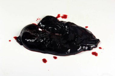 Tabakta çiğ domuz kanı, kan pudingi ve kan sosisi malzemeleri.