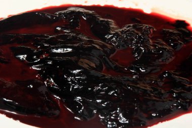 Tabakta çiğ domuz kanı, kan pudingi ve kan sosisi malzemeleri.