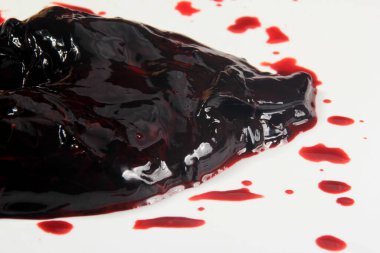 Tabakta çiğ domuz kanı, kan pudingi ve kan sosisi malzemeleri.