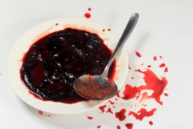 Tabakta çiğ domuz kanı, kan pudingi ve kan sosisi malzemeleri.