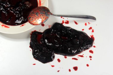 Tabakta çiğ domuz kanı, kan pudingi ve kan sosisi malzemeleri.