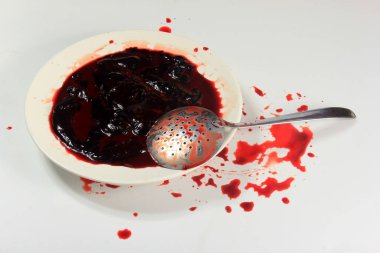 Tabakta çiğ domuz kanı, kan pudingi ve kan sosisi malzemeleri.