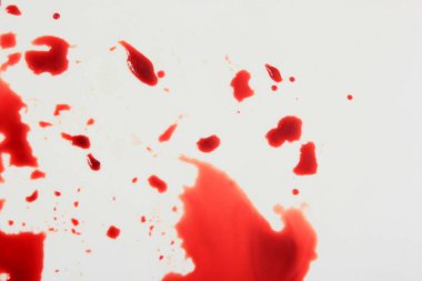 Beyaz arka planda kırmızı kan sıçramış.