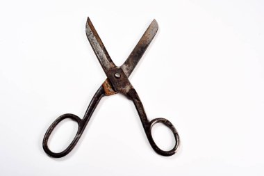 Beyaz arka planda paslı bir terzi makası.