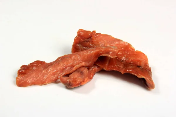 白色背景的冷熏鲑鱼条 熏鱼产品 — 图库照片