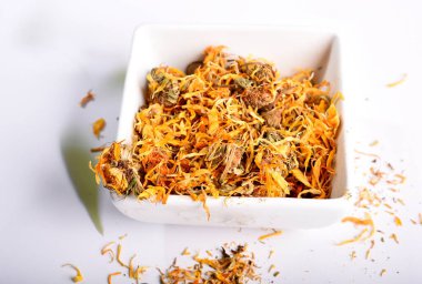 Kurumuş takvim resmi taç yaprakları. Calendula officinalis veya Marigold kuru çay çiçekleri