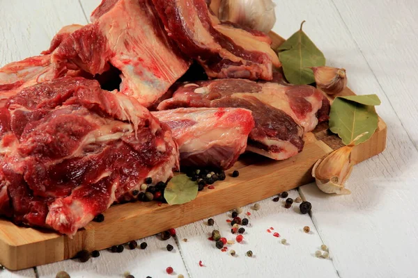 牛肉骨的选择为汤 带有香料 欧芹和月桂叶的新鲜肉片 白色背景 — 图库照片