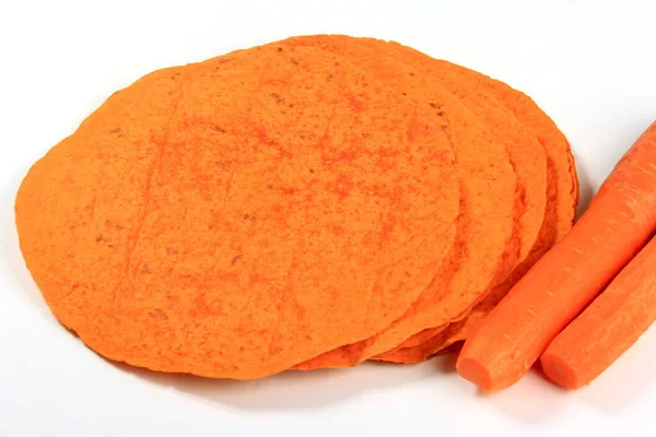 白に隔離されたオレンジ小麦フラットトルティーヤパンのトップビュー 人参のトルティーヤ — ストック写真