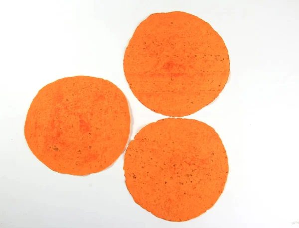 白に隔離されたオレンジ小麦フラットトルティーヤパンのトップビュー 人参のトルティーヤ — ストック写真