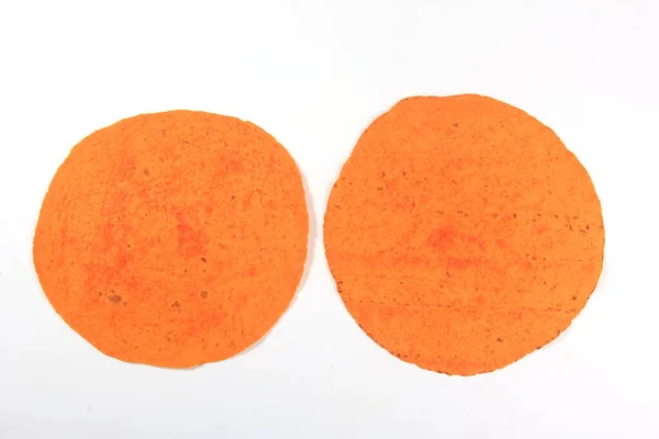 Top Kilátás Narancs Búza Lapos Tortilla Kenyér Elszigetelt Fehér Sárgarépából — Stock Fotó