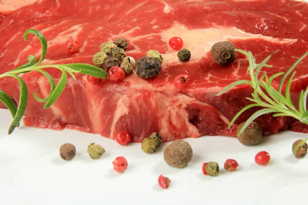 Beyaz Arka Planda Taze Çiğ Biftek Baharatlı Çiğ Biftek — Stok fotoğraf