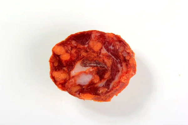 Испанская Свинина Chorizo Салями Колбаса Ломтик Текстуры Белом Фоне Chorizo — стоковое фото