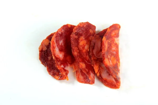 Spanyol Domuz Sucuğu Salam Dilimi Beyaz Üzerine Chorizo Berian Ekstra — Stok fotoğraf