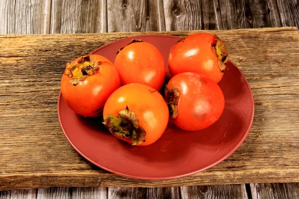 新鲜的桂皮水果放在盘子里 Persimmon Fruit古板背景 — 图库照片