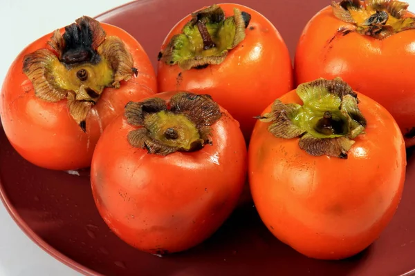 Frische Kaki Früchte Auf Dem Teller Persimmon Obst Altes Brett — Stockfoto