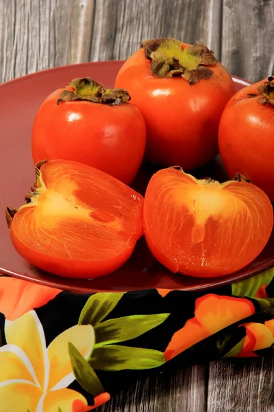 Čerstvé Plody Talíři Persimmon Ovoce Staré Desky Pozadí — Stock fotografie