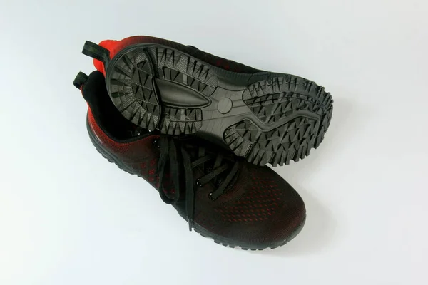 Siyah Kırmızı Spor Koşu Ayakkabıları Beyaz Arka Planda Izole — Stok fotoğraf